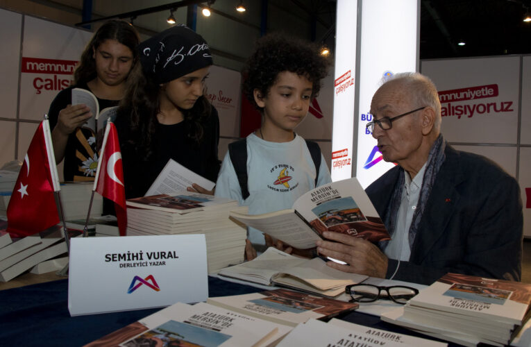 YAZARLAR KİTAPLARINI MERSİNLİ KİTAPSEVERLER İÇİN İMZALIYOR