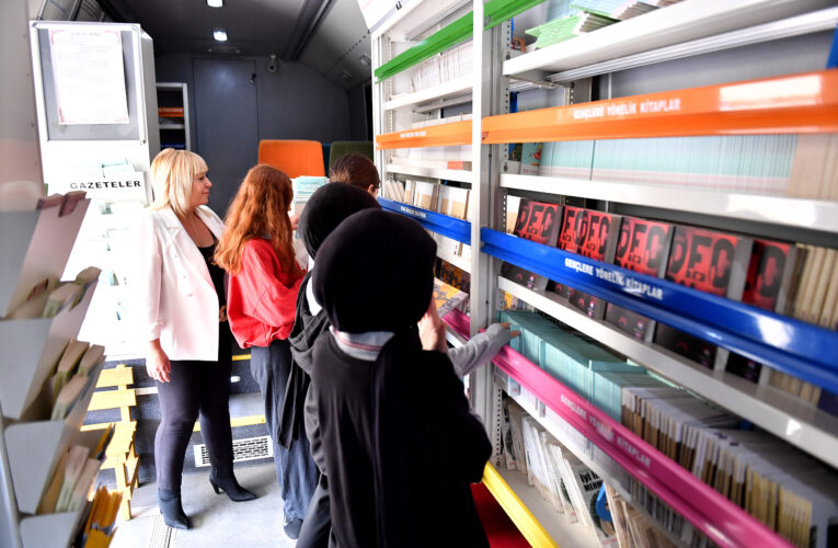 KİTOBÜS, OKUMA ALIŞKANLIĞI KAZANDIRMAK AMACIYLA KENTİ GEZİYOR