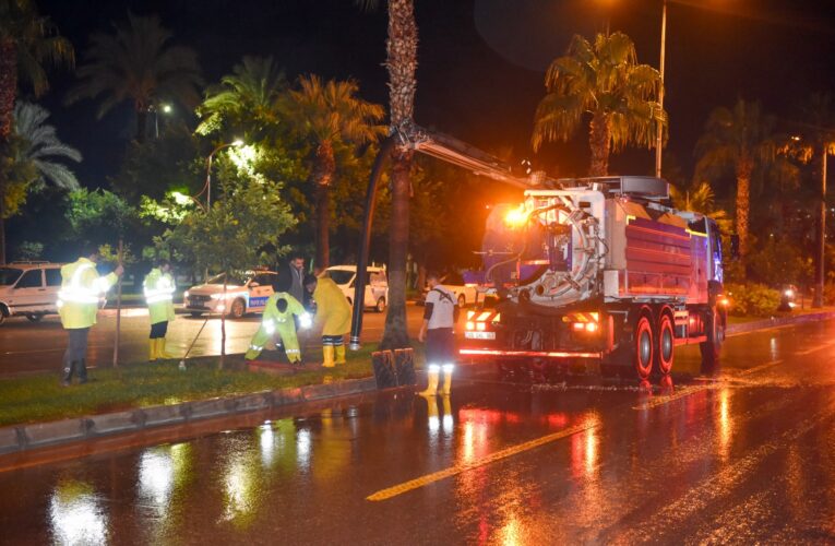 MESKİ EKİPLERİ, ŞİDDETLİ YAĞIŞ ESNASINDA MEYDANA GELEN ARIZAYI DA HIZLICA ONARDI