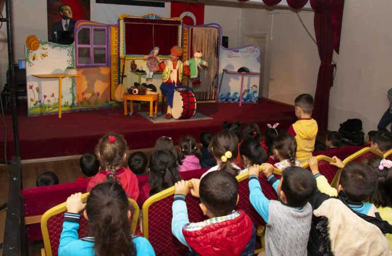 ŞEHİR TİYATROSU ‘TİYATRO İZLEMEYEN ÇOCUK KALMASIN’ DİYE YOLLARDA