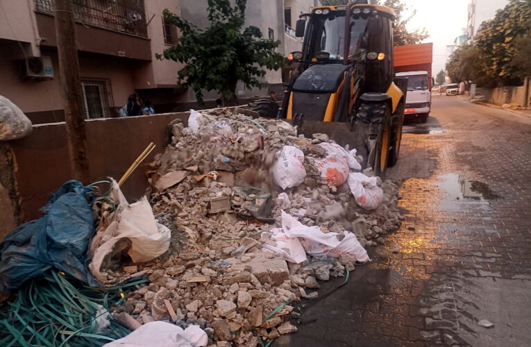 AKDENİZ’DE TONLARCA MOLOZ VE EVSEL ATIK TOPLANIYOR