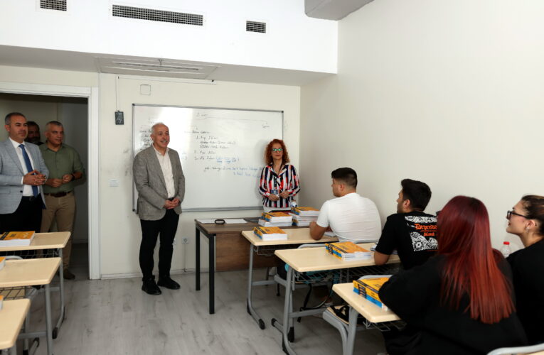 ÜNİVERSİTEYE HAZIRLANAN GENÇLERİN KAYNAK KİTAPLARI BAŞKAN GÜLTAK’TAN