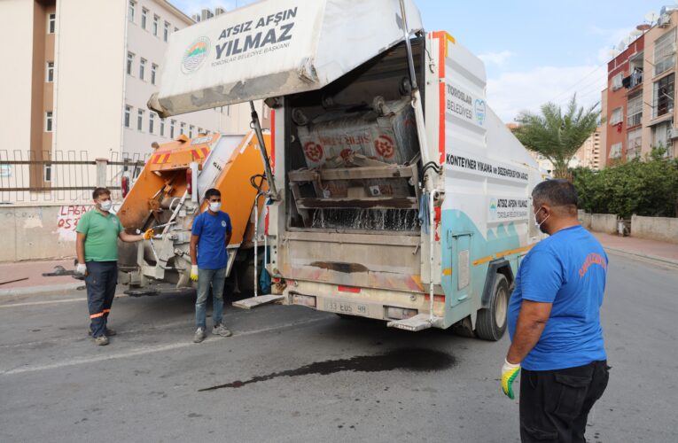 TOROSLAR’DA ÇÖP KONTEYNERLERİ DEZENFEKTE EDİLİYOR