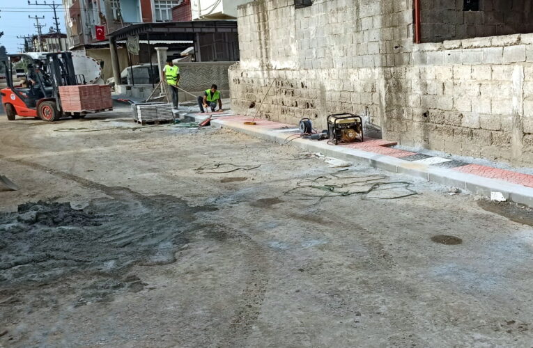 AKDENİZ’DE SICAK ASFALT KAPLAMA ÇALIŞMALARI SÜRÜYOR