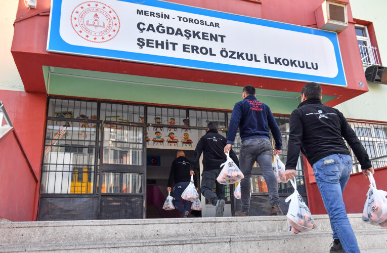 BÜYÜKŞEHİR ÇOCUKLARA 13 İLÇEDE 100 TON MANDALİNA DAĞITIYOR