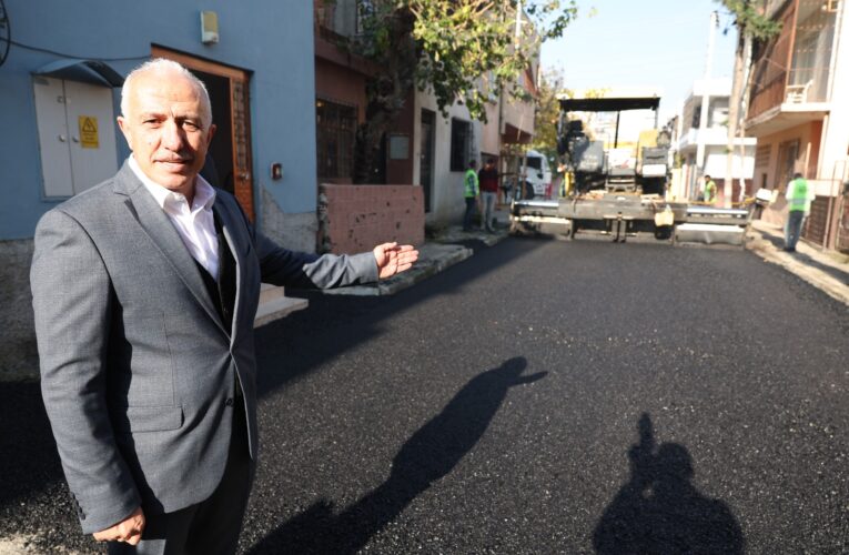 AKDENİZ BELEDİYESİ KENDİ ÜRETTİĞİ ASFALTI DÖKMEYE BAŞLADI