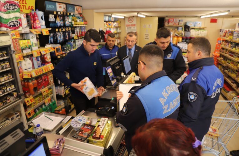 AKDENİZ BELEDİYESİ ZABITASINDAN ZİNCİR MARKETLERE SIKI DENETİM