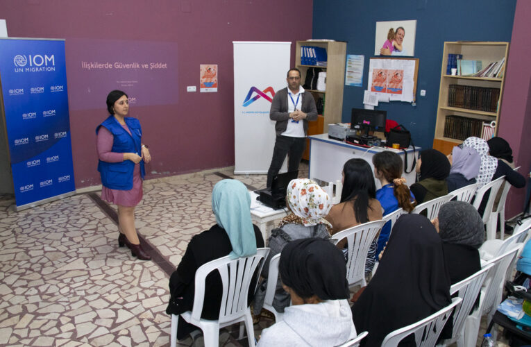 GÖÇMEN VE EV SAHİBİ KADINLARA KADIN SAĞLIĞI ANLATILDI