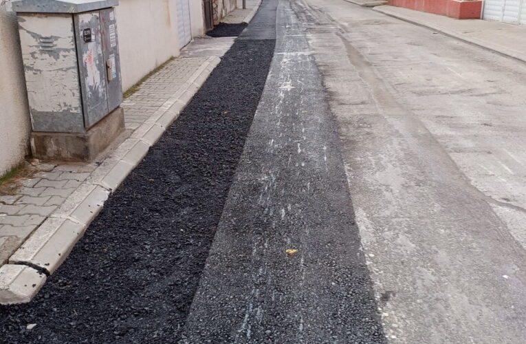 AKDENİZ’DE SOKAKLAR YENİLENİYOR, OKUL VE CAMİLERE HİZMET VERİLİYOR