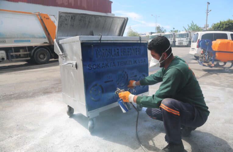 TOROSLAR’DA ÇÖP KONTEYNERLERİ YERİNDE YIKANARAK DEZENFEKTE EDİLİYOR