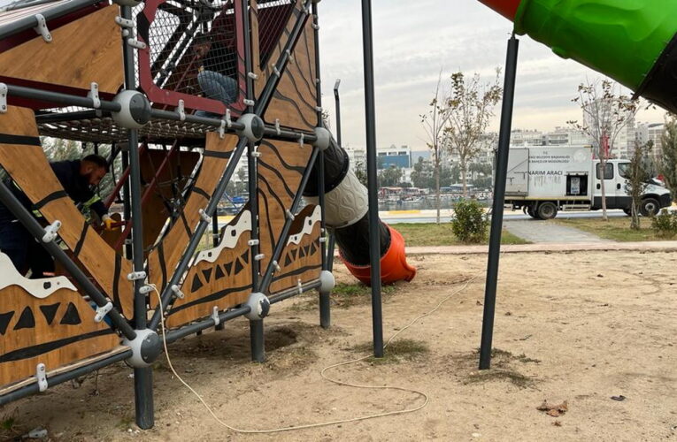 AKDENİZ’DE PARK, BAHÇE VE YEŞİL ALANLAR ÇİÇEKLENİYOR