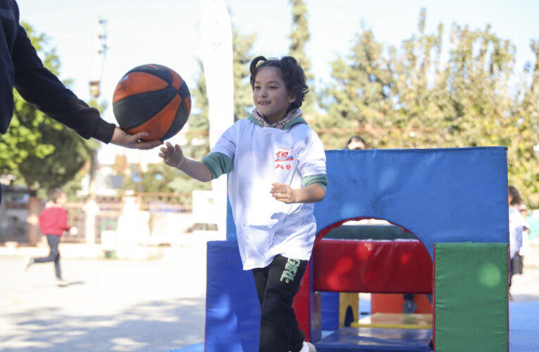 ÇOCUKLAR SPORBÜS SAYESİNDE HEM SPOR YAPTI HEM DE GÜNEŞİN TADINI ÇIKARDI