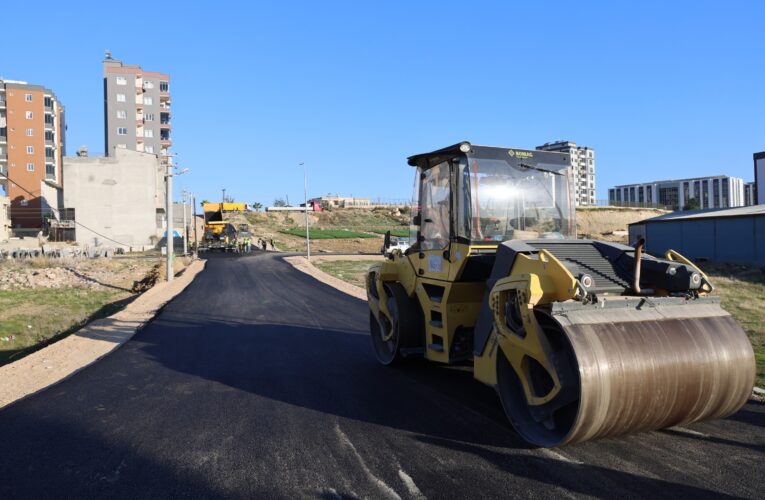 BAŞKAN YILMAZ, SAHADA ASFALT ÇALIŞMALARINI İNCELEDİ