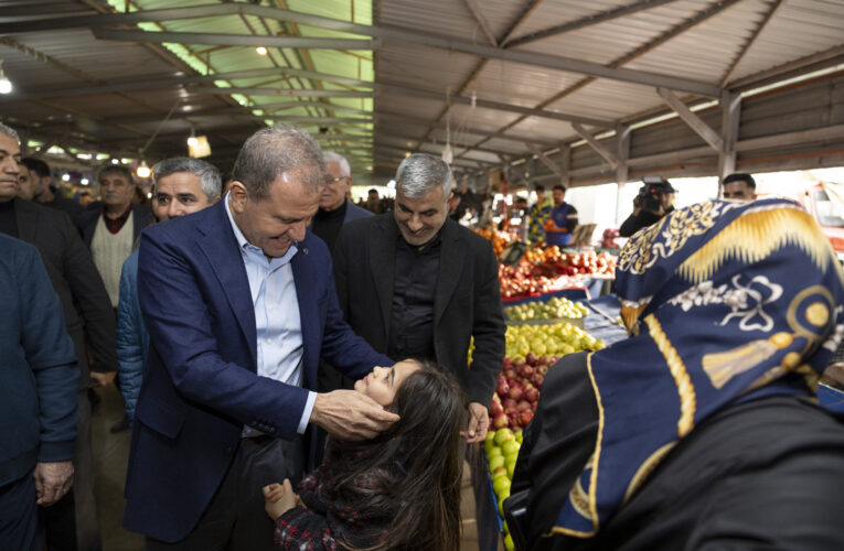 BAŞKAN SEÇER, HALKKENT MAHALLESİ’NDE PAZAR ZİYARETİ YAPTI