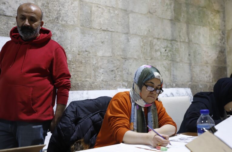 Hayaline, Akdeniz Belediyesi’nin kurslarıyla ulaşmaya çalışıyor