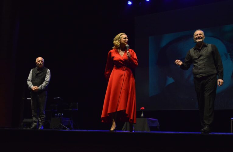 “Hem demokrasi şehitlerine hem de ülkemizin demokrasisine sahip çıktınız.”