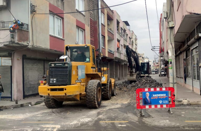 AKDENİZ’İN SOKAKLARI YENİLENİYOR, VATANDAŞLARIN HAYATI KOLAYLAŞIYOR