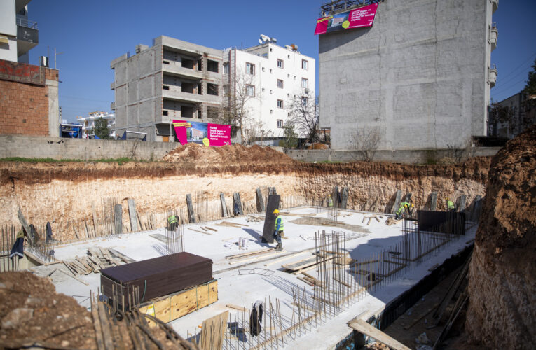 BÜYÜKŞEHİR, ‘MEMNUNİYETLE’ HİZMET GÖTÜRMEYE DEVAM EDİYOR