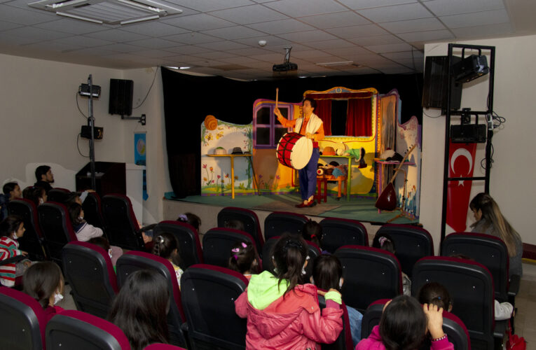 ‘DÜNYANIN ESKİ ZAMANLARINDA’ ADLI OYUN ATGİRMEZ ATÖLYESİ’NDE EĞİTİM GÖREN ÇOCUKLAR İÇİN SAHNELENDİ