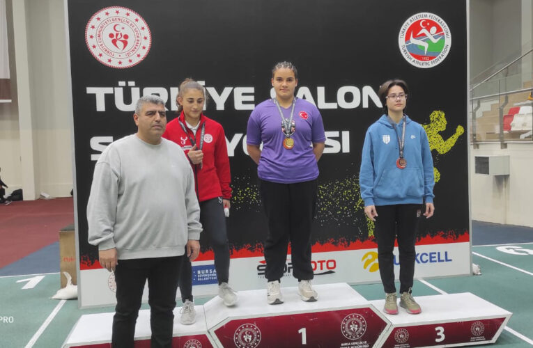 ‘KIR ÇİÇEKLERİ’ BAŞARIYA DOYMUYOR