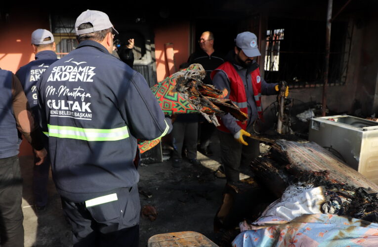 YANAN EV TEMİZLENDİ, ZARAR GÖREN EŞYALAR TAŞINDI