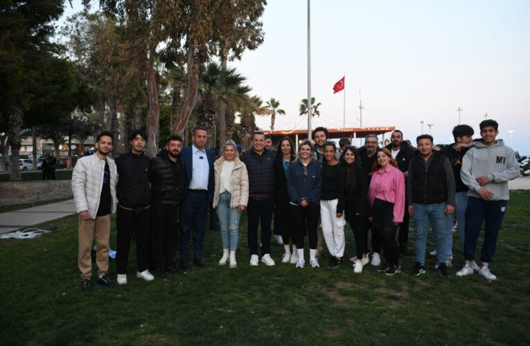 Başkan Abdullah Özyiğit gençlerle şarkı söyledi, horon oynadı