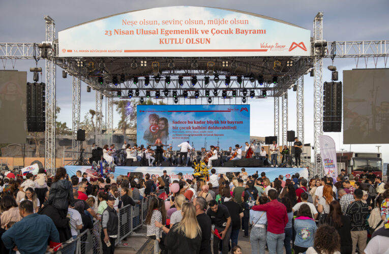 BÜYÜKŞEHİR’İN ULUSLARARASI ÇOCUK FESTİVALİ İLE MERSİN SOKAKLARI KARNAVAL ALANINA DÖNDÜ