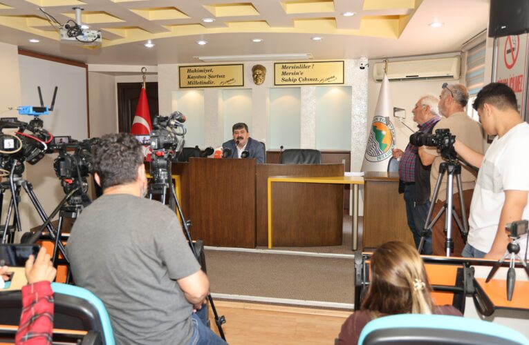 “TOROSLAR BELEDİYESİNDE DEVRALINAN BORÇLAR, AFİŞLE SERGİLENDİ”