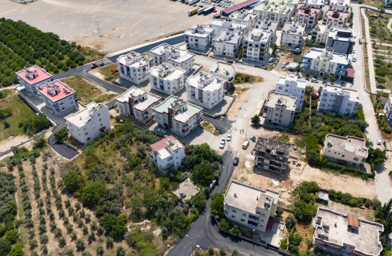 BÜYÜKŞEHİR YOL YAPIM EKİPLERİ, VATANDAŞI MEMNUN ETMEYE DEVAM EDİYOR