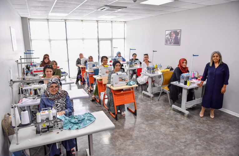 MERCEK’TE KADINLAR ÜRETİYOR, ÇOCUKLAR SEVİNİYOR