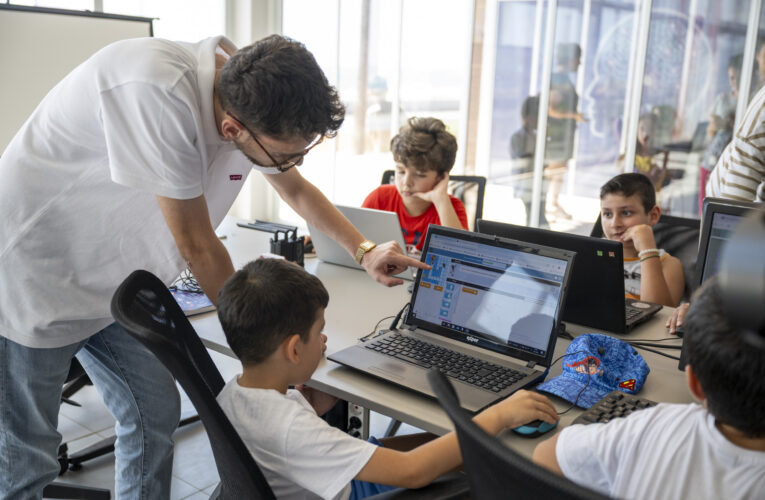 BU ATÖLYE’DE HAYALLERE ULAŞMANIN YOLU BİLİMDEN GEÇİYOR