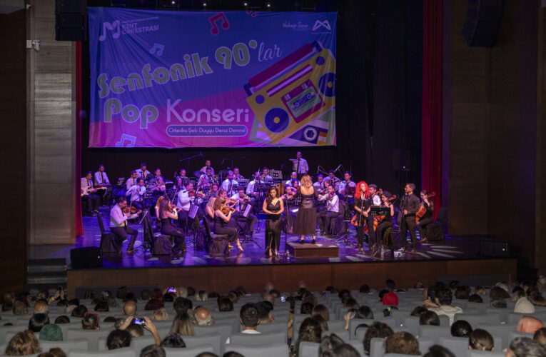 BÜYÜKŞEHİR’İN KENT ORKESTRASI, 90’LAR KONSERİ İLE NOSTALJİ RÜZGARI ESTİRDİ