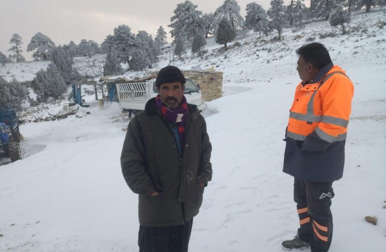 KARDA MAHSUR KALAN VATANDAŞLARIN VE HAYVANLARIN İMDADINA BÜYÜKŞEHİR KOŞUYOR