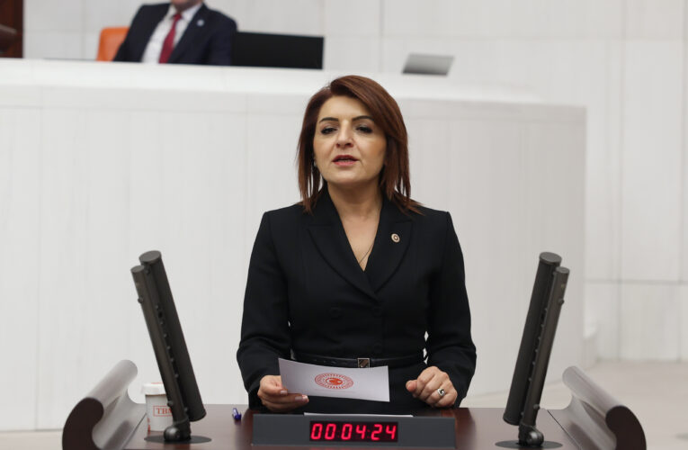 ‘BİRLİKTE GÜÇLÜYÜZ’ SLOGANI TOROSLAR’DA HAYAT BULDU     “FARKLILIKLARIMIZ BİZİM ZENGİNLİĞİMİZ, ENGELLERİ KALDIRALIM, BİRLİKTE BÜYÜYELİM”     Toroslar Belediye Başkanı Abdurrahman Yıldız, “Özel bireylerin hayatını kolaylaştırmak istiyoruz. İlçemizde hiçbir engel kalmayana kadar çalışmalarımızı sürdüreceğiz” dedi.     Toroslar Belediyesi, 3 Aralık Dünya Engelliler Günü dolayısıyla Yunus Emre Kültür Merkezi’nde anlamlı bir etkinlik düzenledi. “Farklılıklarımız, bizim zenginliğimiz, engelleri kaldıralım, birlikte büyüyelim” şiarıyla gerçekleştirilen program yoğun ilgi gördü.     Toroslar Belediyesinin Engelsiz Akademi Merkezi’nin öğrencileri ile ilçedeki özel bireyler, klasik arabalar ile ilçede kısa bir tur attı. Özel bireylerin gözlerindeki mutluluk ise yüzlerine yansıdı.     Etkinlikte, özel bireylerin hazırladığı sanat eserleri sergilendi, müzik performansları büyük beğeni topladı ve çocuklara yönelik çeşitli etkinlikler düzenlendi. Gün boyu süren programda aileler ve çocuklar unutulmaz anlar yaşadı.     Burada konuşan Başkan Yıldız, özel bireylerin ve ailelerinin yaşamlarını kolaylaştırmak için toplumsal dayanışmanın önemine vurgu yaptı. Yıldız, engelli bireylerin yaşam koşullarını iyileştirmek adına sürdürülebilir projeler geliştirdiklerini belirtti.     “HEPİMİZİN ORTAK SORUMLULUĞU”     Yıldız, “Gözlerimizi yumduğumuzda ya da görmezden geldiğimizde yok zannettiğimiz özel bireylerin yaşamlarını burada daha canlı, birebir yaşayarak görüyoruz. İnsan bazen bilerek ya da farkında olmadan bu sorunları görmezden gelebiliyor. Görmediği şeylerin yok olduğunu sanıyor. Ancak bu sadece özel günlerde farkına vardığımız bir durum olmamalıdır” diyerek, bir dostunun sözlerinden etkilenerek özel bireylerle ilgili farkındalığını nasıl artırdığını paylaştı. Yıldız, “Bir dostumun ‘Ben öldükten sonra çocuğum ne olacak?’ sorusu beni derinden etkiledi. Bu soru, hepimizin üzerinde düşünmesi gereken bir mesele. Toroslar Belediyesi olarak, bu bireylerin yaşamlarını daha kolay hale getirmek için projeler üretiyoruz” dedi.     YENİ PROJELER YOLDA     Toroslar Belediyesi’nin mevcut Engelsiz Akademi Merkezi’nin geliştirilmesi için çalışmaların devam ettiğini belirten Yıldız, 24 saat hizmet verebilecek bir kompleks projesi üzerinde çalıştıklarını açıkladı. Yıldız, “Bu projeyi sadece belediye olarak değil, toplumun tüm kesimlerinin dayanışmasıyla gerçekleştirmek istiyoruz. Bu çalışma, toplumsal duyarlılığın bir örneği olacak” ifadelerini kullandı.     ENGELLERİ AŞTILAR: MEHMET ZABITA, DURMUŞ İTFAİYE ERİ OLDU, KÜBRA BAŞKAN KOLTUĞUNDA!     Ayrıca, özel bireylerin hayata katılımını desteklemek ve farkındalık oluşturmak amacıyla gerçekleştirilen etkinlikte Mehmet zabıta, Durmuş itfaiye eri olarak hayalini yaşarken, Kübra da belediye başkanlığı koltuğuna oturdu.     HEM AİLELER HEM ÇOCUKLAR MUTLU       Etkinlik özel bireylerin ailelerinden büyük takdir topladı. Özel bireylerin topluma kazandırılması konusunda her bireyin sorumluluk alması gerektiğini vurgulayan aileler, yaşadıkları deneyimlerin hem kendilerini hem de çocuklarını mutlu ettiğini söyledi. Etkinliklerin devamlılığına ve daha fazla gönüllü desteğin sağlanmasına yönelik çağrılarda bulunan aileler, Başkan Yıldız’a teşekkür ederek belediyenin çabalarının diğer kurum ve kuruluşlara da örnek olmasını temenni ettiler.