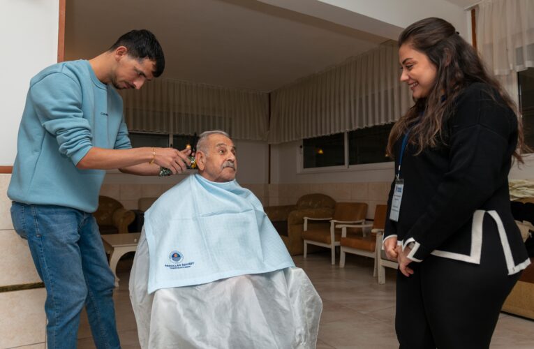 Yenişehir Belediyesi ve gönüllüler yaş almış vatandaşları yalnız bırakmıyor