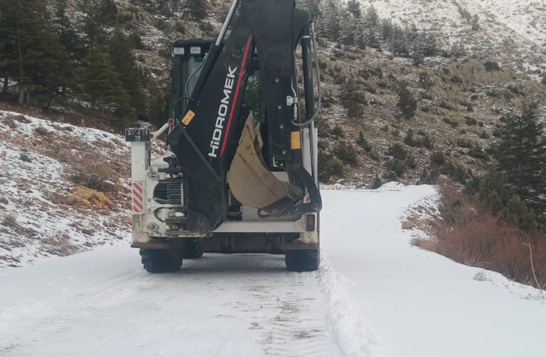 TOROSLAR BELEDİYESİ, İLÇENİN YÜKSEK KESİMLERİNDE KARLA KAPANAN YOLLARI AÇIYOR