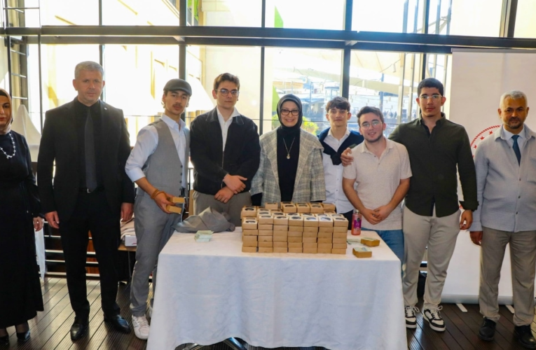 İL MİLLÎ EĞİTİM MÜDÜRÜ FAZİLET DURMUŞ, MİRAÇ KANDİLİ ETKİNLİKLERİ KAPSAMINDA ÖĞRENCİ VE ÖĞRETMENLERİMİZİN HAZIRLADIĞI İKRAM ETKİNLİĞİNE KATILDI