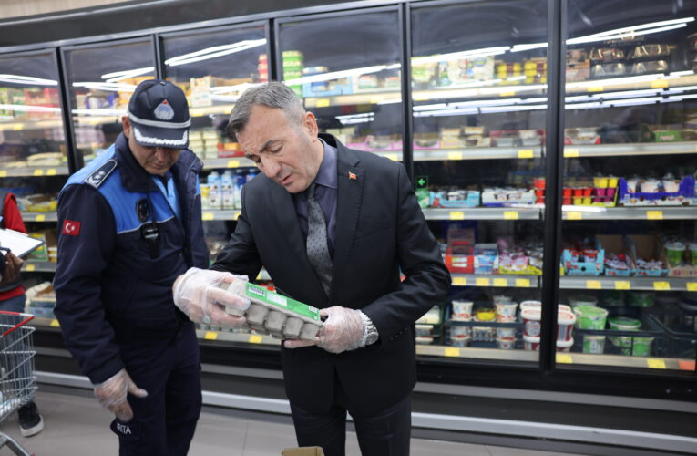 AKDENİZ BELEDİYESİ ZABITA EKİPLERİ ZİNCİR MARKETLERİ DENETLEDİ