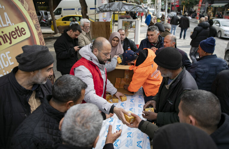 BERAT KANDİLİ’NDE BÜYÜKŞEHİR 15 BİN KANDİL SİMİDİ DAĞITTI