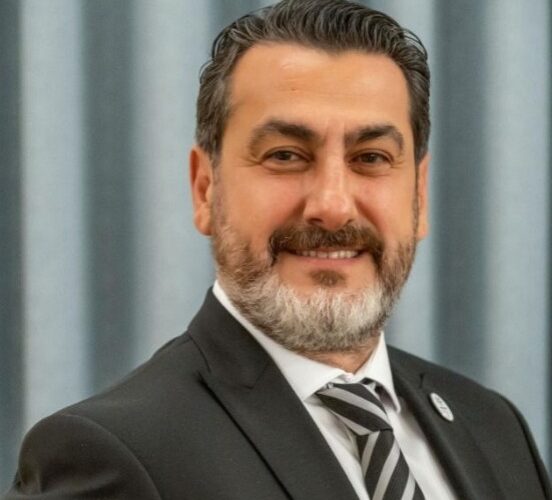 “KREDİ FAİZLERİNİ DÜŞÜRMEYEN BANKALAR REEL SEKTÖRÜ ZORLUYOR”