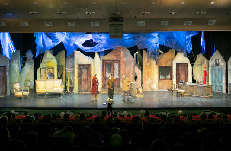 ‘BUZLAR ÇÖZÜLMEDEN’ OYUNU TİYATROSEVERLERDEN TAM NOT ALDI