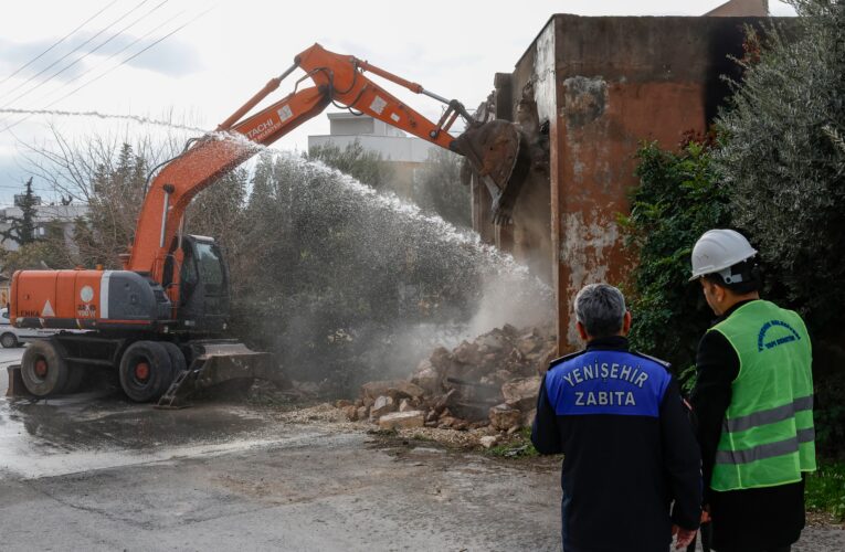 Yenişehir Belediyesi metruk binaları yıkmaya devam ediyor