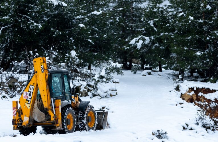 Yenişehir Belediyesinden kar temizleme ve yol açma çalışması