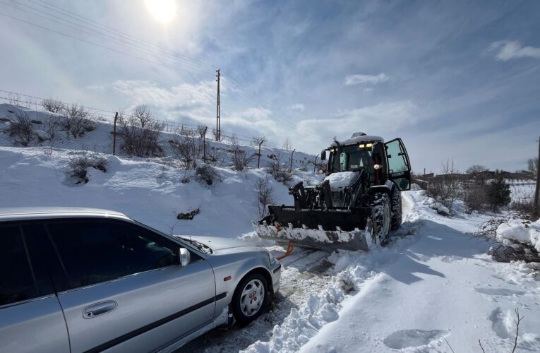 TOROSLAR BELEDİYESİ KAR YAĞIŞININ ETKİLİ OLDUĞU BÖLGELERDE 7/24 SAHADA