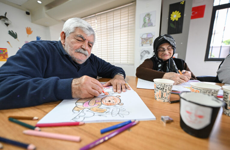 GÜLER YÜZLÜ KADROSU İLE ‘GÜLÜMSE ALZHEİMER YAŞAM MERKEZİ’ TAM NOT ALIYOR