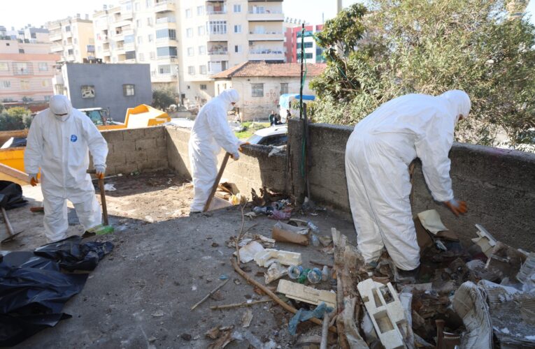 TOROSLAR’DA HALK SAĞLIĞINI TEHDİT EDEN ÇÖP EV TEMİZLENDİ