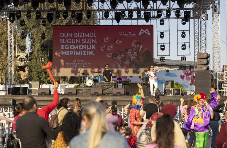 BÜYÜKŞEHİR’İN KALPLERİ ISITAN FESTİVALİ 3. GÜNÜNDE DE RENGARENK GEÇTİ