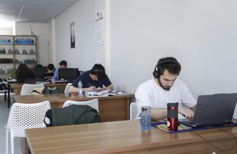 BÜYÜKŞEHİR’DEN GÜLNAR’IN GENÇLERİNE KÜTÜPHANE DESTEĞİ