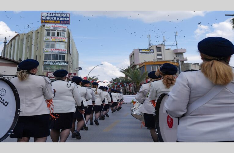 CUMHURİYET KADINLARI BANDO TAKIMI TARSUS SOKAKLARINI RENKLENDİRDİ
