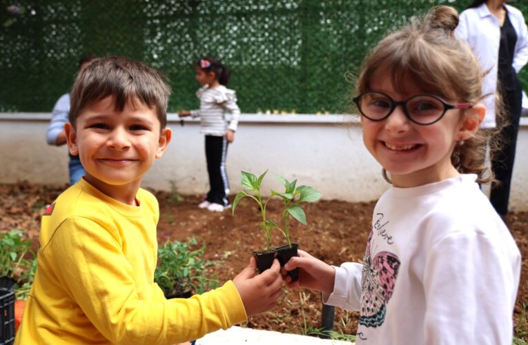 TOROSLAR BELEDİYESİ ÇOCUKLARA BİNLERCE FİDE DAĞITTI